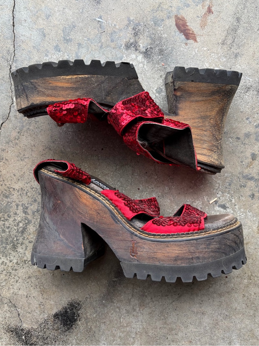 VINTAGE 90s Rare Designer London Underground Red Sequin Sandals -
Size. 7
Ve